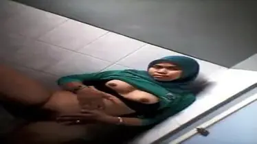 Dosen Jilbab Hijau Pamer Tete Di Toilet